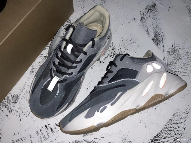 FV9922 700 Boost 'Magnet' v2 Adidas Yeezy 0811